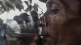 FOTO: Mengenal Sopi, Minuman Beralkohol Warisan Budaya Maluku Maluku memiliki warisan budaya berupa minuman beralkohol tradisional bernama sopi yang terbuat dari air nira kelapa.
