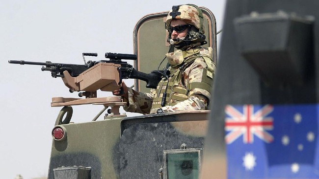 Peluncuran kapal perang Australia HMAS Supply dihebohkan oleh penampilan sejumlah wanita berpakaian mini menari twerking.