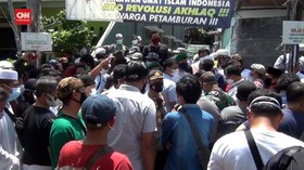 VIDEO: Massa FPI Hadang Polisi Kirim Surat Panggilan Rizieq
