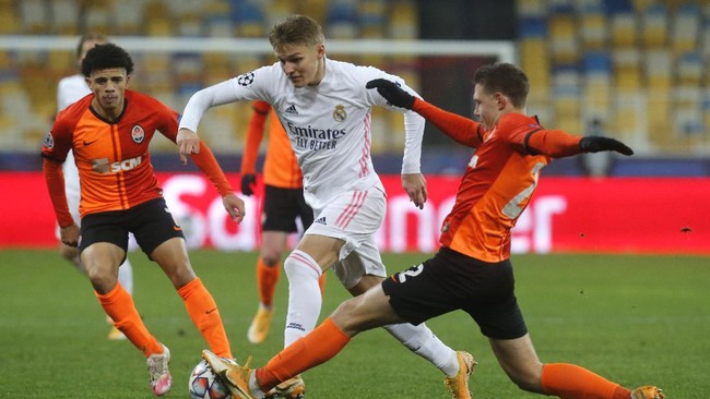 Kreativitas netizen mendadak muncul lewat meme kocak usai Real Madrid kalah 0-2 dari Shakhtar Donetsk di Liga Champions.