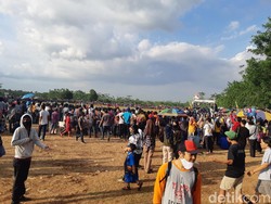 Abai Prokes, Massa Berkerumun Nonton Bola Tarkam di Kota Serang