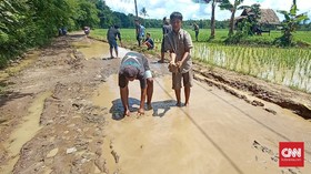 Protes Jalan Tanpa Aspal 20 Tahun, Warga Banten Lepas Lele