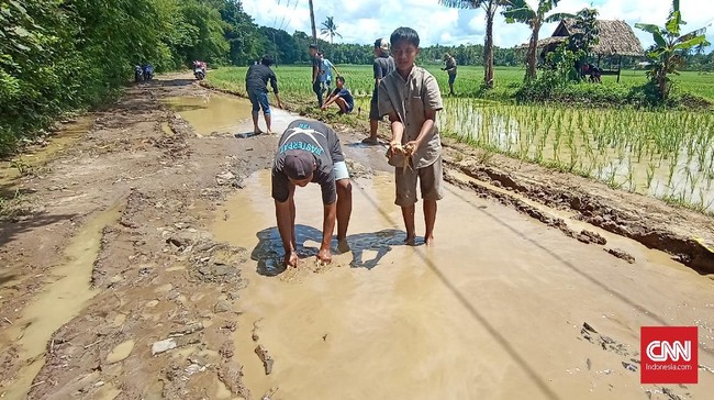 Warga Desa Pasir Gadung, Pandeglang, Banten mengaku setidaknya selama 20 tahun belum pernah ada jalanan diaspal di desanya.