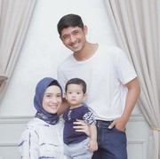 4 Gaya Hijab Simple ala Putri Anne, Istri Arya Saloka