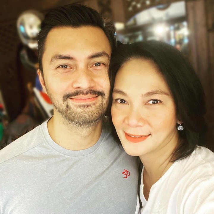 <p>Dian Nitami dan Anjasmara membuktikan kalau perbedaan usia bukan halangan dalam berumah tangga. Usia pernikahan pasangan yang gemar yoga ini sudah 21 tahun lho, Bunda. Langgeng dan jauh dari gosip. (Foto: Instagram @bu_deedee)</p>