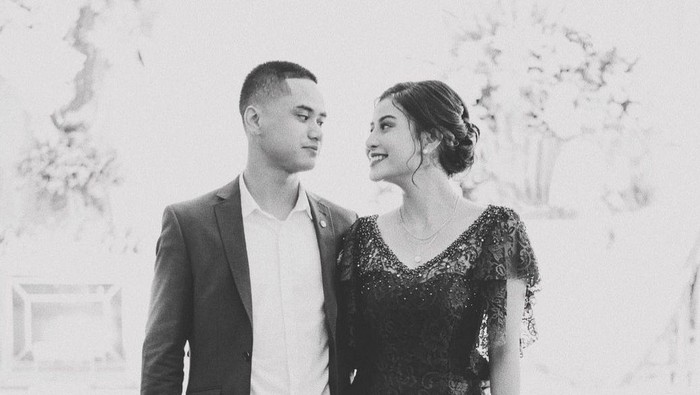 Posting Ini di Instagram, Awkarin dan Sabian Tama Putus?