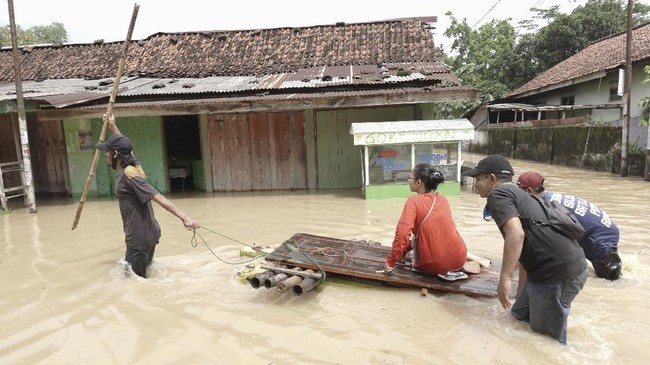 FOTO: Banjir di Banyumas Akibat Luapan Sungai Serayu
