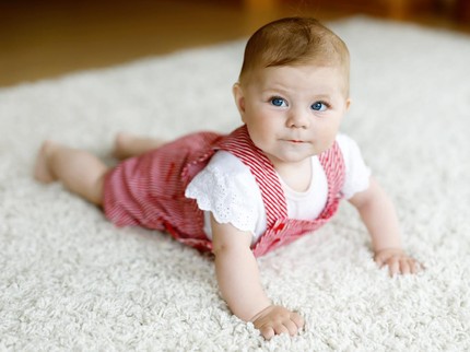 30 Rangkaian Nama Bayi Perempuan Bermakna Kasih, Sayang, dan Cinta