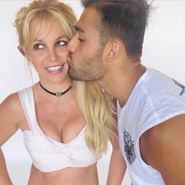 Britney Spears Ulang Tahun ke-39, Pacar Beri Kue Bunga Matahari
