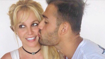 img-title Britney Spears Ulang Tahun ke-39, Pacar Beri Kue Bunga Matahari