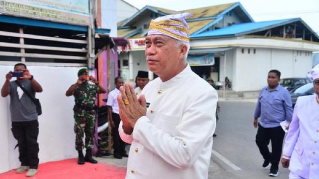 Bupati Banggai Laut Wenny Bukamo dan belasan pihak lain yang terjaring OTT tiba di markas KPK dengan pengawalan ketat.