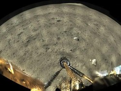 Wahana China Kirim Foto Pertama dari Permukaan Bulan