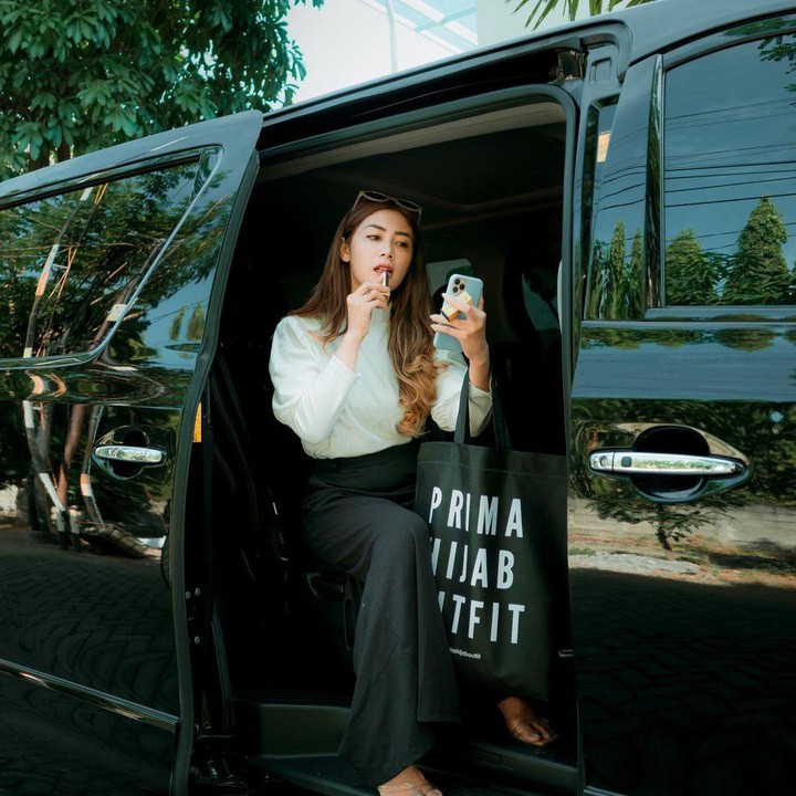 <p>Tapi, karena kerja keras, Delta Hesti dan suaminya sekarang kaya raya lho. (Foto: Instagram @deltahesti)</p>