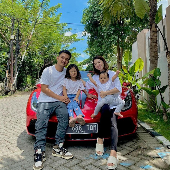<p>Pasangan muda ini punya banyak bisnis dan bisa membeli mobil mewah. (Foto: Instagram @deltahesti)</p>