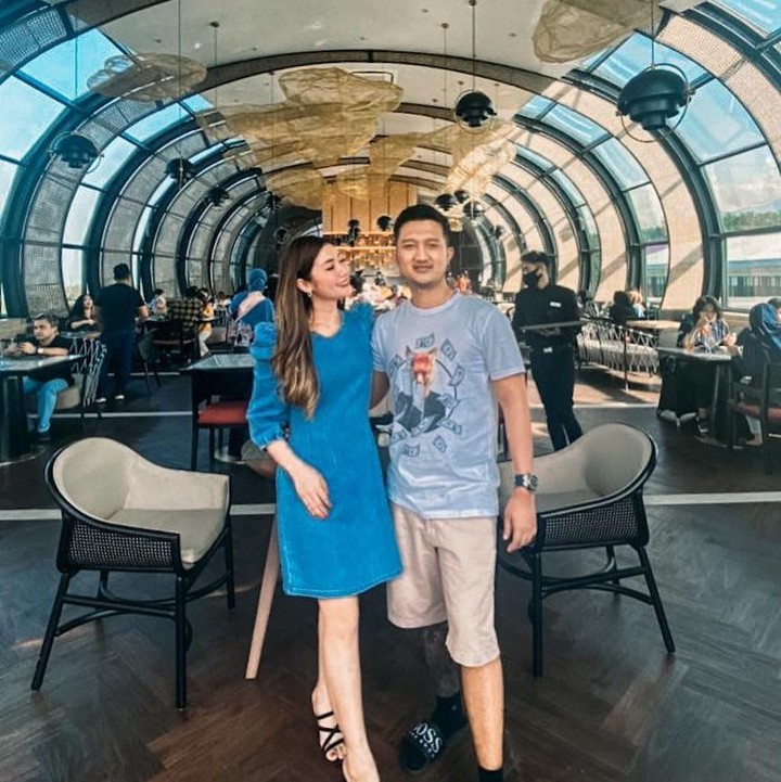 <p>Delta Hesti merupakan istri dari Tom Liwafa yang sering dijuluki sebagai Crazy Rich Surbaya. (Foto: Instagram @deltahesti)</p>