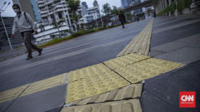 Netizen mengkritik aksi pemotor menyerebot jalur pedestrian yang ada garis putus untuk membantu tunanetra.