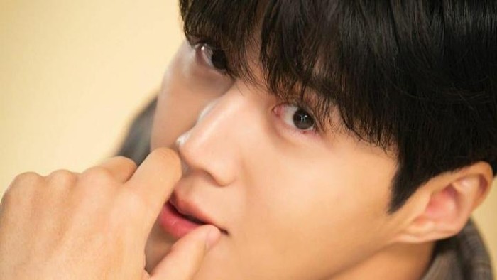 Potret Tampan Kim Seon Ho Pemeran Han Ji Pyeong Saat Pemotretan, Bikin Jatuh Hati!