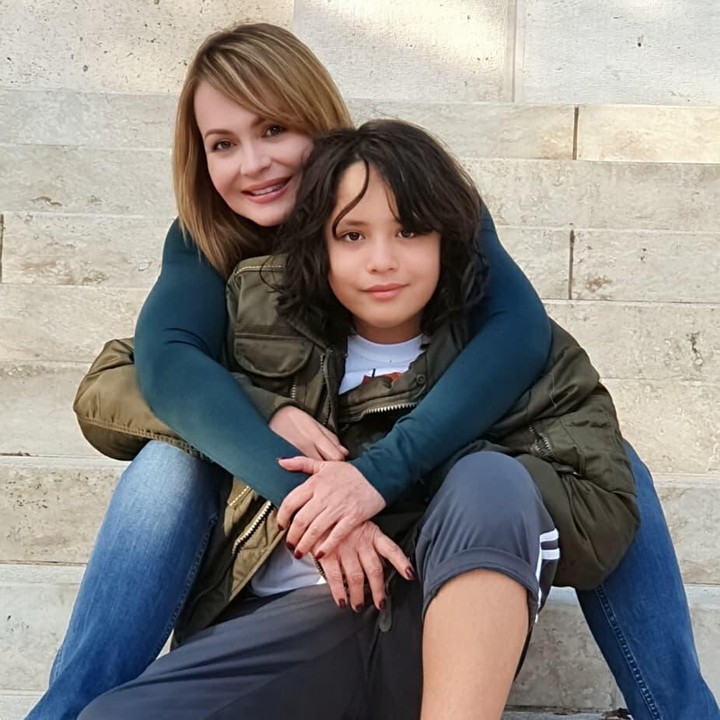<p>2. Selain telenovela Cinta Paulina, telenovela lain yang dibintangi ibu satu anak ini dan mendapatkan popularitas di Indonesia berjudul,<em> Por Tu Amor</em>.  (Foto: Instagram @gabyspanictv)</p>