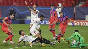 FOTO: Giroud Mengamuk, Chelsea Tekuk Sevilla 4-0