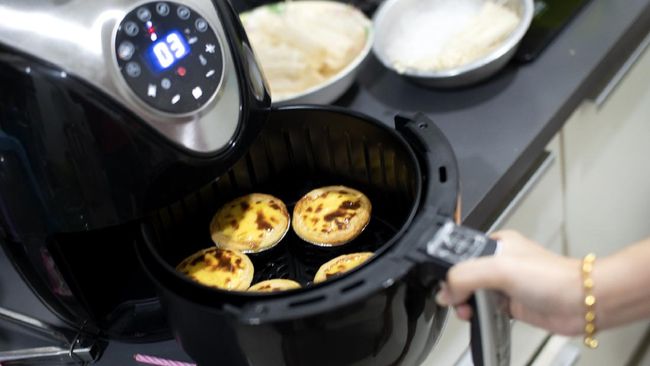 Air fryer membuat gorengan jadi lebih sehat. Gorengan tetap terasa gurih dan garing meski dengan sedikit atau bahkan tanpa minyak.