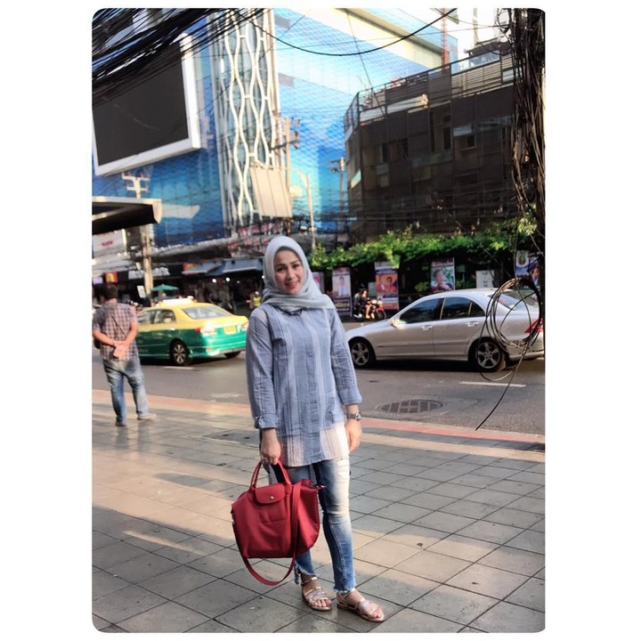 <p>Anggie kerap tampil simple, namun tetap modis dengan hijab dan gaya busananya. (Foto: Instagram @anggie_bedu)</p>