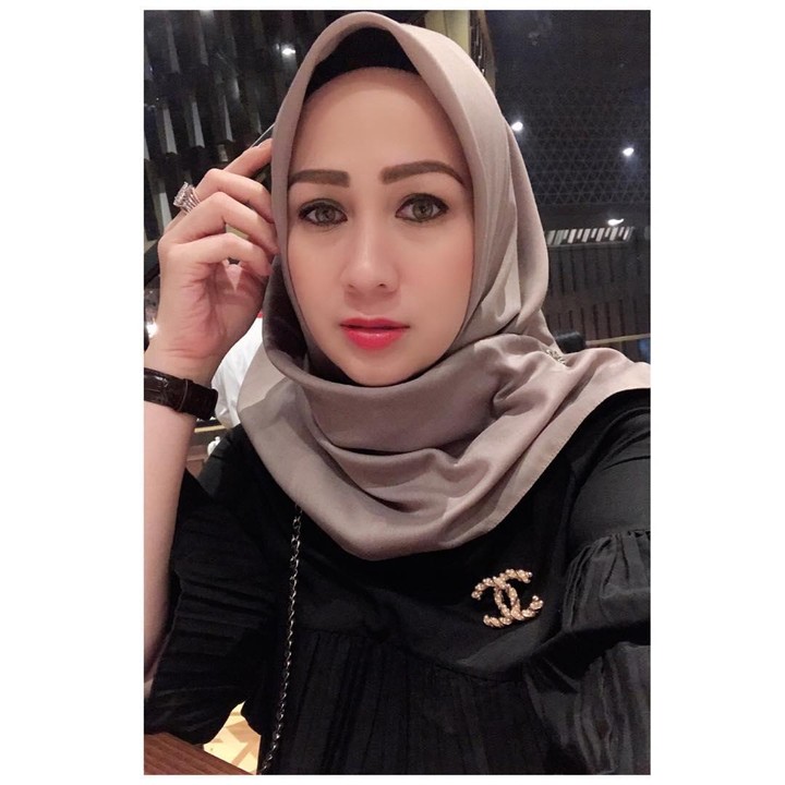 <p>Meski telah memiliki tiga orang anak, Anggie tetap terlihat awet muda ya. (Foto: Instagram @anggie_bedu)</p>