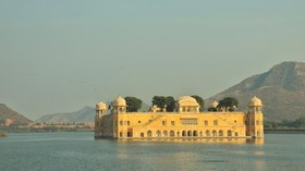 Istana Megah yang 'Ditenggelamkan' di Tengah Danau India
