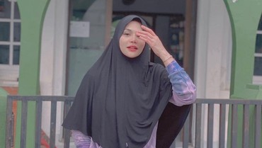 img-title Mulai Kenakan Hijab Syar'i, Katty Butterfly Tuai Pujian Netizen