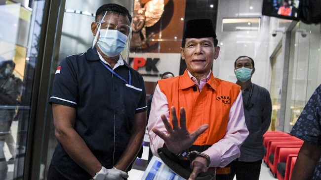 Rizal Djalil menerima sejumlah uang karena telah mengupayakan suatu perusahaan menjadi pelaksana proyek pembangunan di Kemen-PUPR.