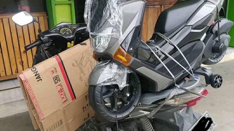 Seringkali ojol terpaksa mengangkut barang yang ukuran dan bobot berlebih dari kapasitas dan dimensi sepeda motor.