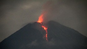 Lahar Panas Semeru Aliri Daerah Aliran Sungai