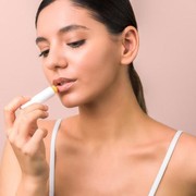 Lip Balm vs Lip Gloss, Apa Sih Bedanya?