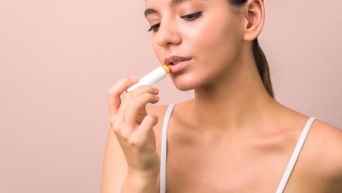 Lip Balm vs Lip Gloss, Apa Sih Bedanya?