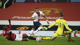 Ramos Tantang McGregor, PSG Bikin MU Babak Belur