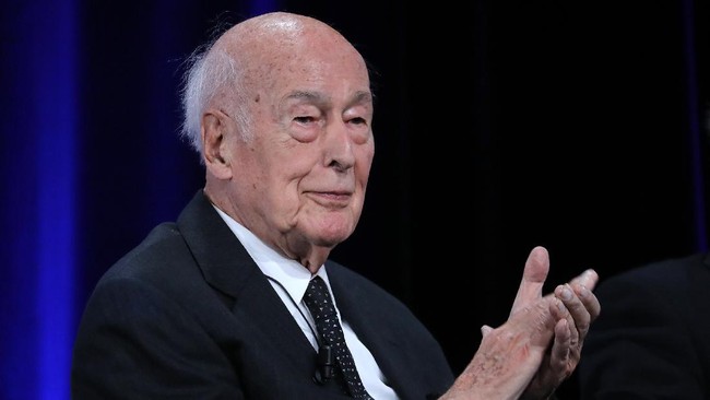 Mantan Presiden Prancis Valery Giscard d'Estaing meninggal pada Rabu (2/12) malam karena Covid-19.
