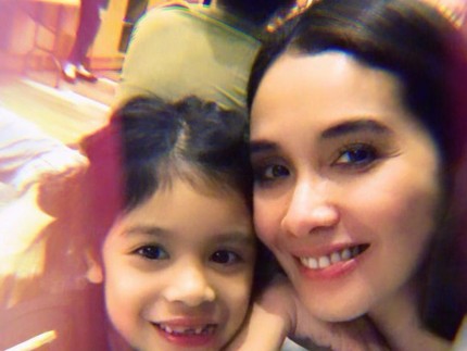 5 Cara Menenangkan Anak Takut Suntik Vaksin Seperti Dilakukan Marsha Timothy