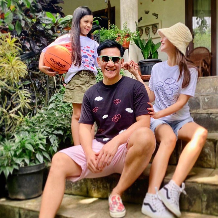 <p>Pasangan selebriti Marsha Timothy menikah dengan Vino G. Bastian pada 20 Oktober 2012, Bunda. Keduanya pun dikaruniai seorang putri cantik yang diberi nama Jizzy Pearl Bastian. (Foto: Instagram @marshatimothy)</p>