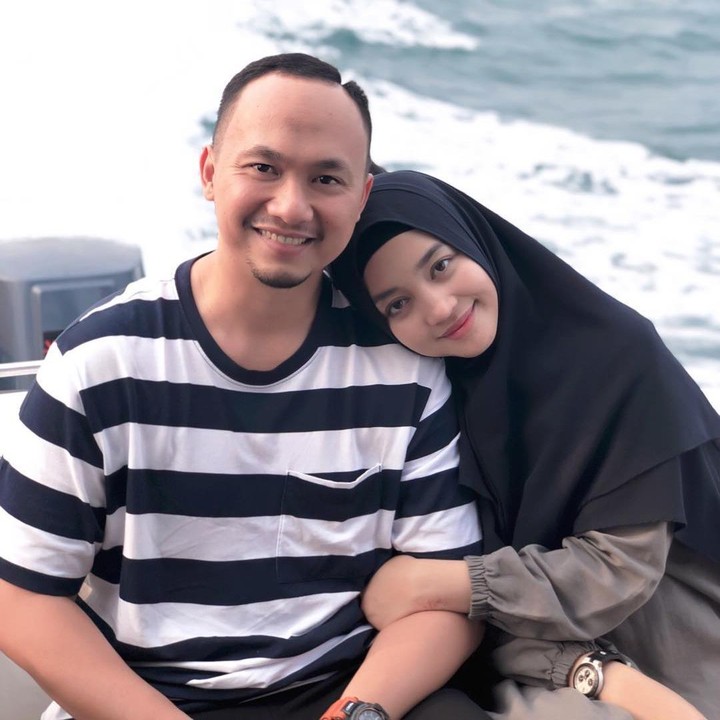<p>Rumah tangga Nuri Maulida nyaris tak tersorot media. Artis cantik asal Bandung ini memang jarang tampil di layar kaca. Pada 2014, Nuri menikahi pria yang usianya lebih muda 2 tahun, bernama Pandu Kesuma Dewangsa. Kini, mereka sudah dikaruniai tiga anak. (Foto: Instagram @nurimaulida)</p>