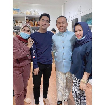 Orang Tua Ayu Ting Ting Ketahuan Fitting Kebaya Lamaran Nikah