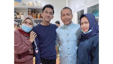 Orang Tua Ayu Ting Ting Ketahuan Fitting Kebaya Lamaran Nikah