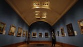 FOTO: Pameran Lukisan Mahakarya Koleksi Istana Buckingham Sejumlah lukisan mahakarya yang biasanya terpajang tertutup untuk publik di the State Room, Istana Buckingham, kini dipamerkan untuk umum.