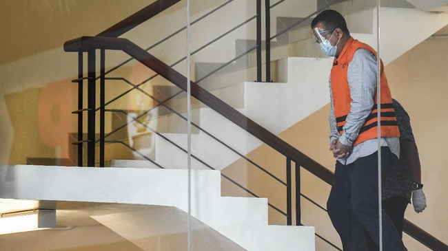 Eks Menteri KKP Edhy Prabowo membantah istrinya ikut menerima aliran uang dugaan korupsi terkait penetapan izin ekspor benih lobster.