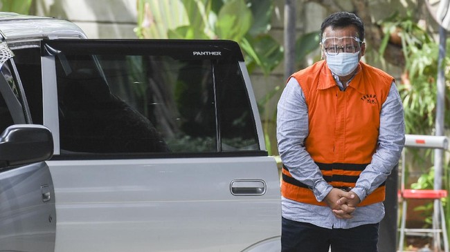 Sidang dugaan korupsi izin ekspor benur mengungkap eks Menteri KKP Edhy Prabowo sempat menerima jam tangan melalui perantara Direktur PT PLI, Deden Deni.