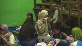 FOTO: Para Pengungsi Bencana Erupsi Gunung Semeru Gunung Semeru yang merupakan gunung api tertinggi di Pulau Jawa saat ini kondisinya fluktuatif dengan status waspada sehingga membuat warga sekitar mengungsi.
