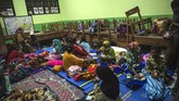 FOTO: Para Pengungsi Bencana Erupsi Gunung Semeru Gunung Semeru yang merupakan gunung api tertinggi di Pulau Jawa saat ini kondisinya fluktuatif dengan status waspada sehingga membuat warga sekitar mengungsi.
