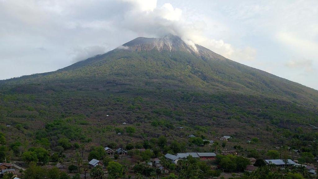 Gunung Ili Lewotolok di NTT dan Gunung Ibu di Malut Erupsi