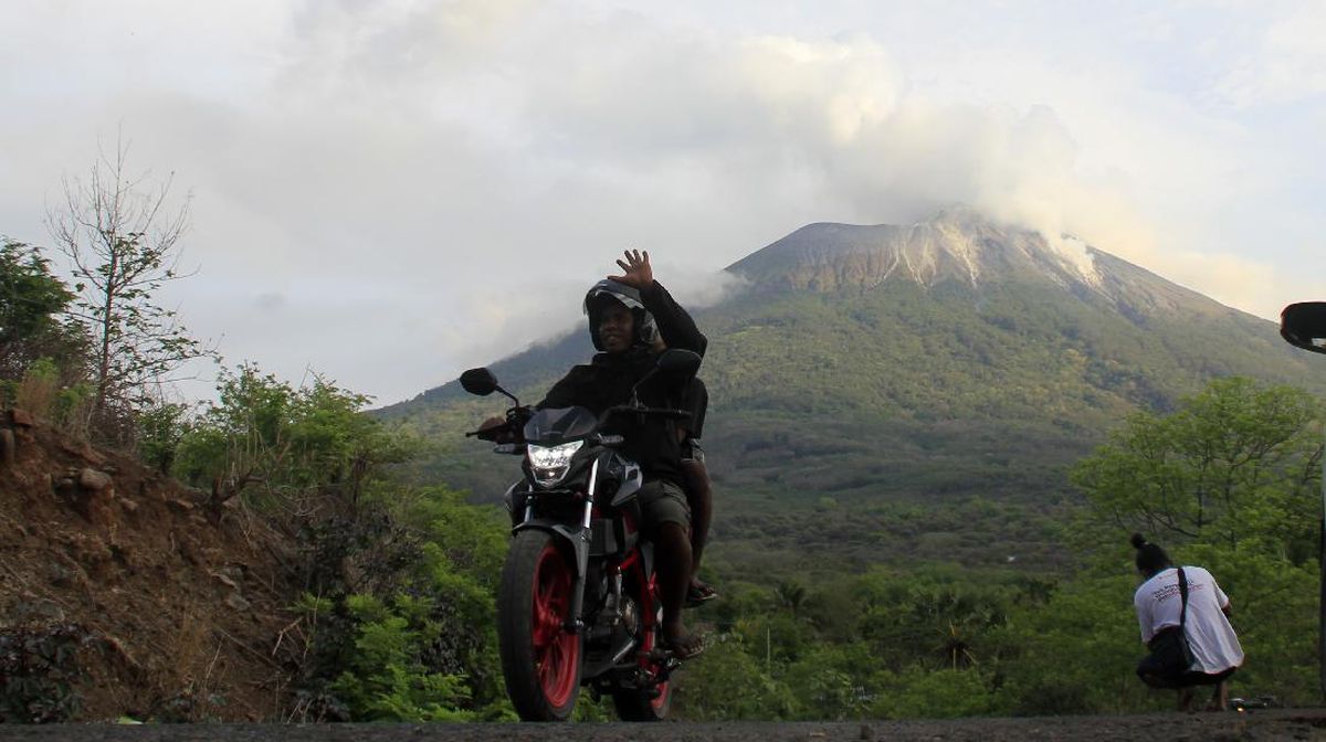 Gunung Ile Lewotolok NTT Meletus 38 Kali, Lava Pijar 200 Meter