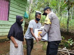 Lewati Sungai-Lereng Gunung, Polisi di Aceh Antar Bantuan untuk Warga Miskin