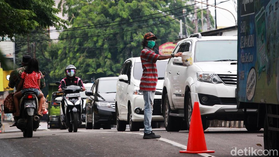 Pengendara melintasi proyek peninggian jalan untuk penanganan banjir di Jl KH Hasyim Ashari, Ciledug, Kota Tangerang, Kamis (3/12/2020). Proyek tersebut berdampak pada penyempitan jalan dan kemacetan. Kepadatan lalu-lintas hingga 800an meter di kedua arah tergantung jam sibuk lalu-lintas. Jalan ini merupakan salah satu akses dari Kota Tangerang ke Jakarta.