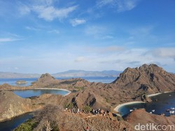 Mendaki Ratusan Anak Tangga demi Pemandangan Indah dari Puncak Pulau Padar